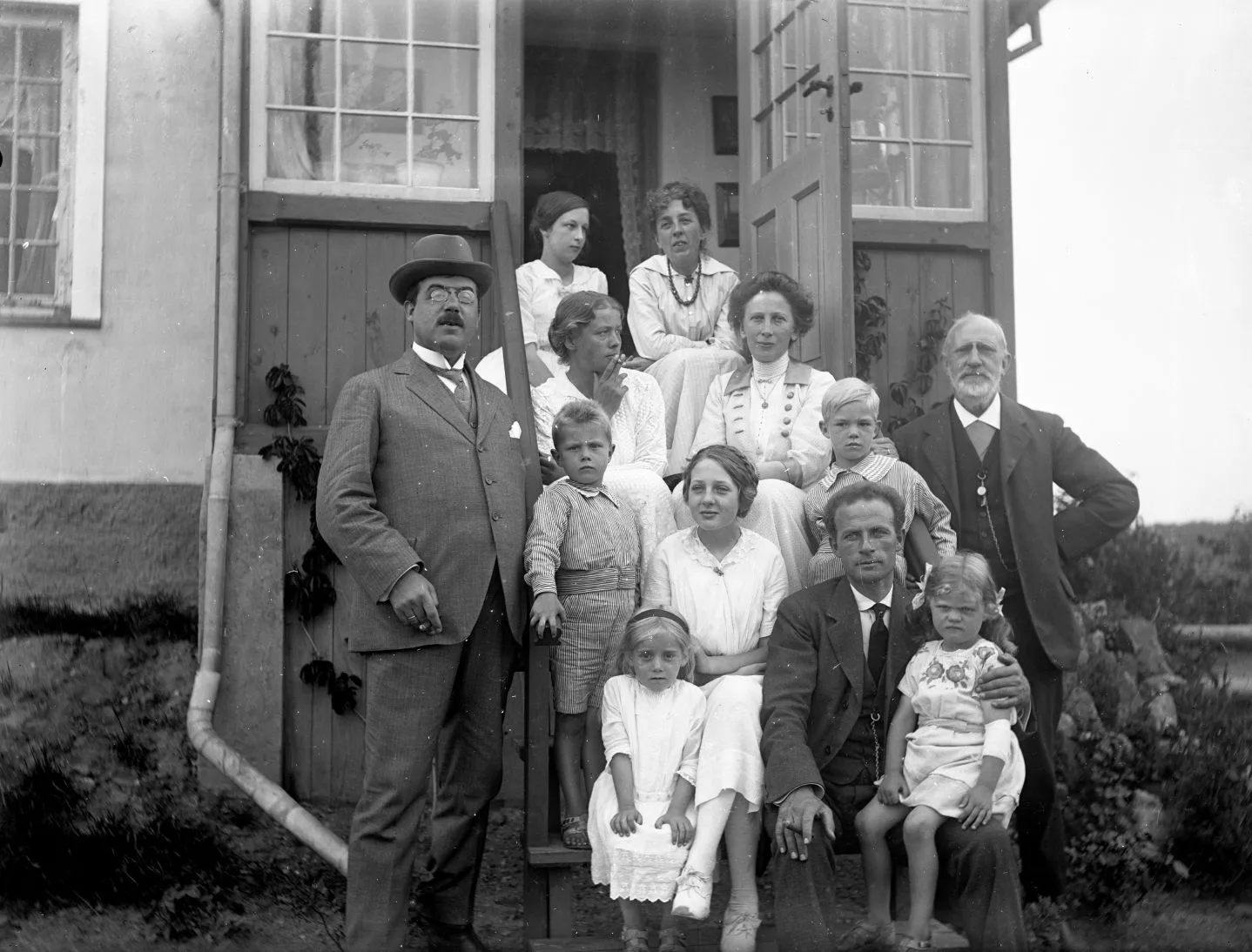 90.1375 Fam. Andersen og Alstrup på trappen ved Højbo.