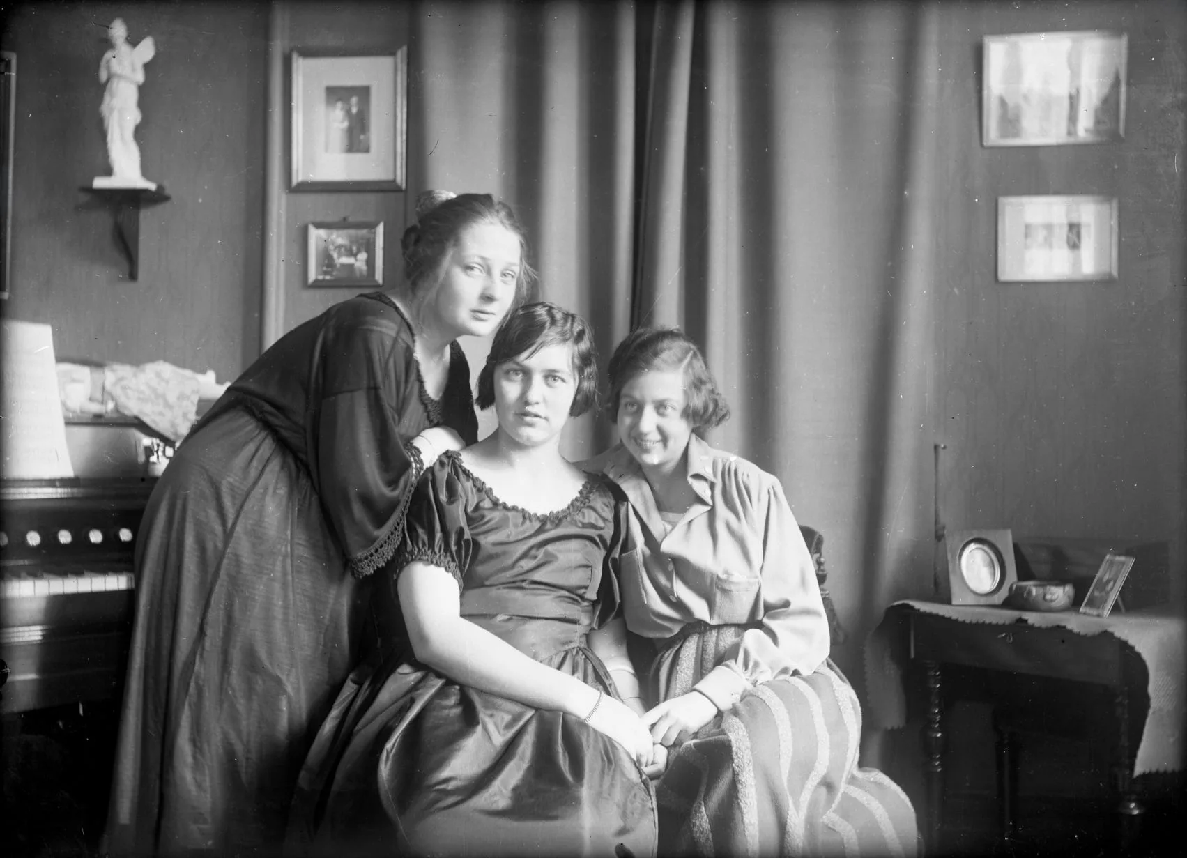 90.1382 Estre Alstrup og veninder.