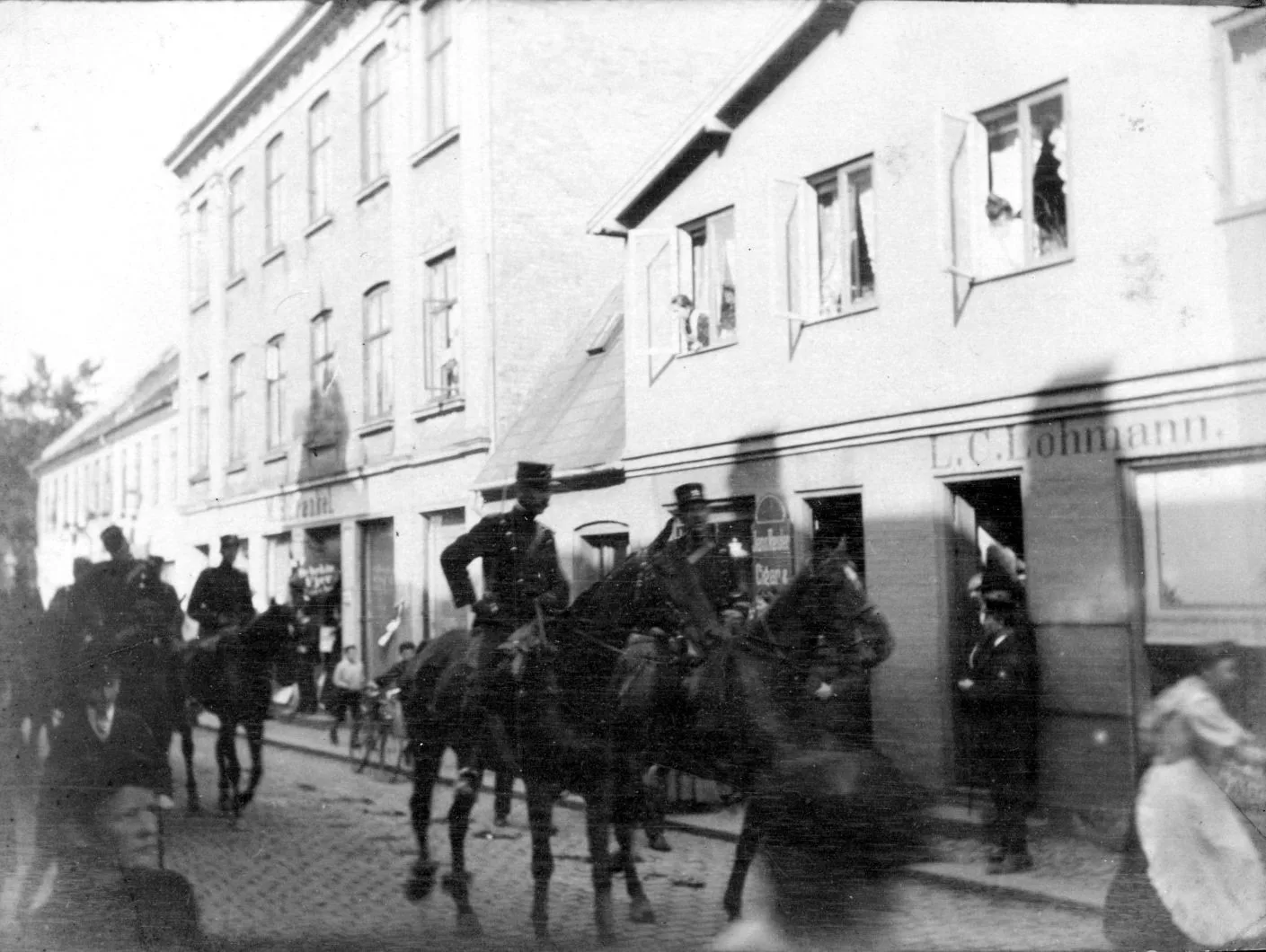 14551.3 Adelgade 21 og 23. Købmand Magnes Benjamin Frænkel havde butik i nr. 21 og L.C. Lohmann i nr. 23