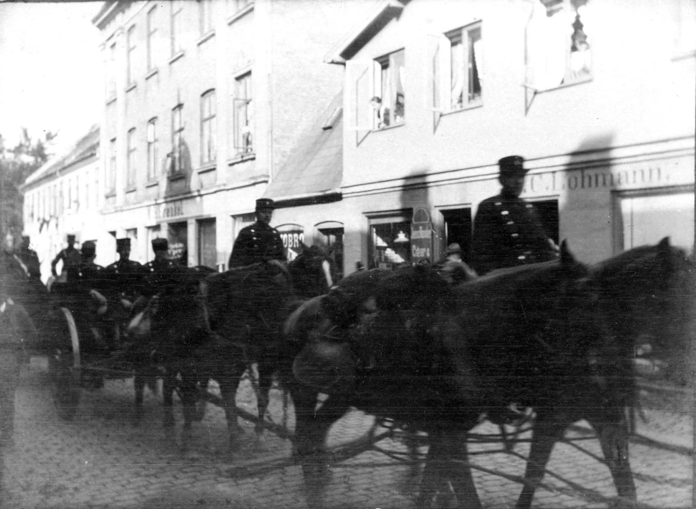 14551.4 Adelgade 21 og 23. Købmand Magnes Benjamin Frænkel havde butik i nr. 21 og L.C. Lohmann i nr. 23