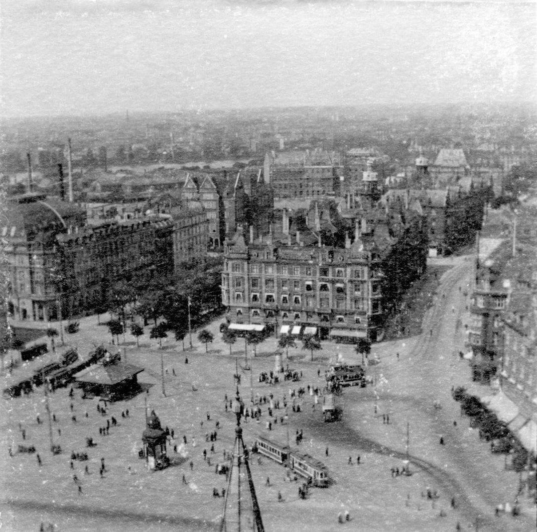 14553.12 Udsigt fra Rådhustårnet cirka 1915-17. Jarmersgade th. for 'tårnbygningen' er under opførelse. Det var en smal gade, der lå mellem Teknologisk Institut og de nu nedrevne Østifternes Kreditforening.
