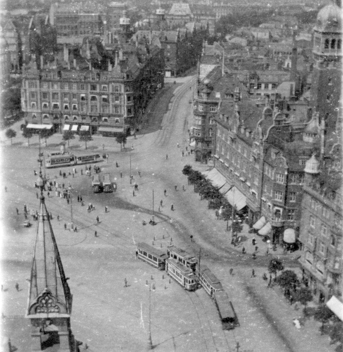 14553.13 Udsigt fra Rådhustårnet cirka 1915-17. Jarmersgade th. for 'tårnbygningen' er under opførelse. Det var en smal gade, der lå mellem Teknologisk Institut og de nu nedrevne Østifternes Kreditforening.