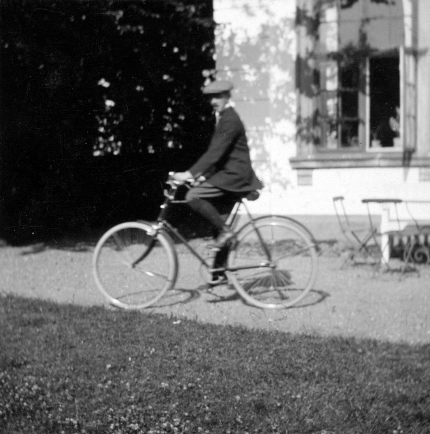 81.55 ? på cykeltur i park. August 1918