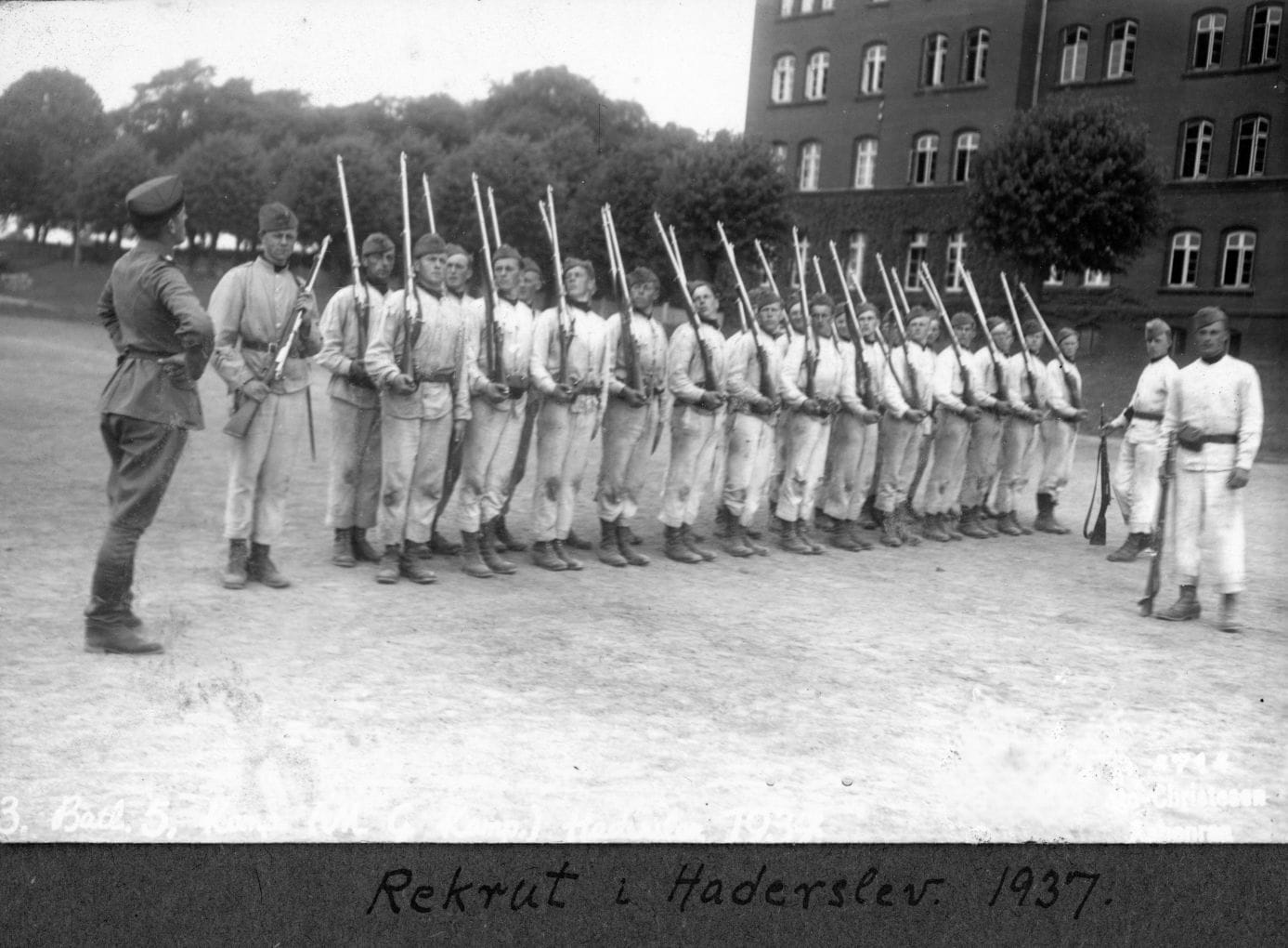 14559.20 Rekrut i Haderslev 1937.