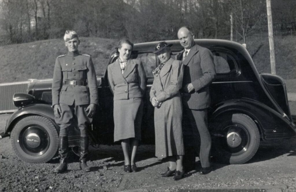 14559.29 Malthe Probst med søster og forældre i Sønderborg, sommeren 1938.
