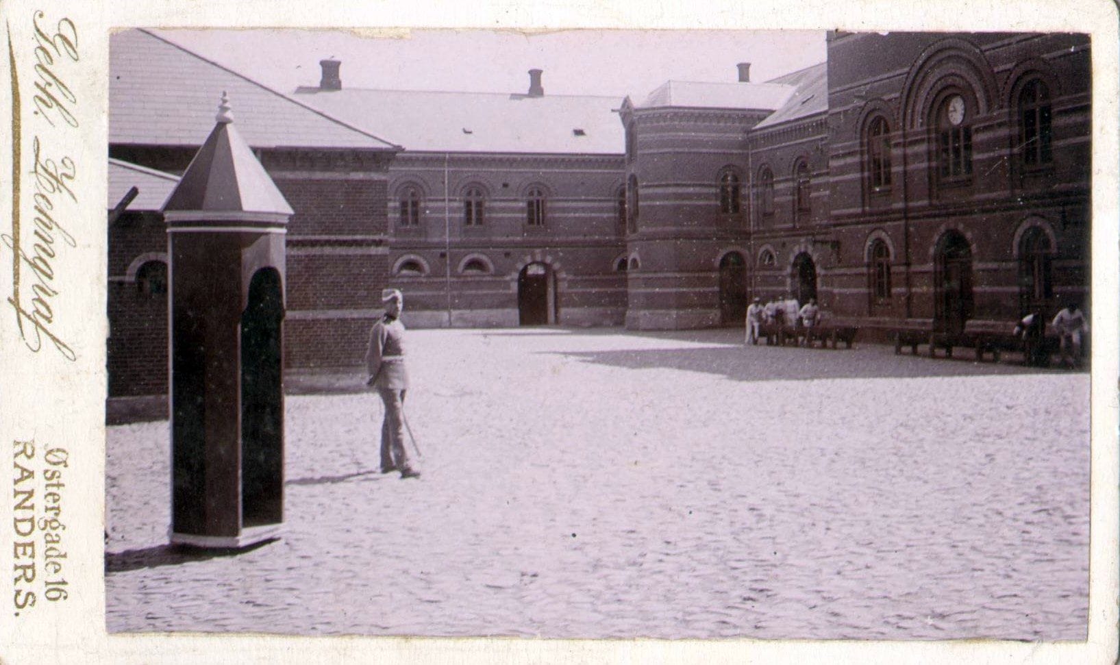 21.69 Kasernen i Randers, cirka 1890-1900.