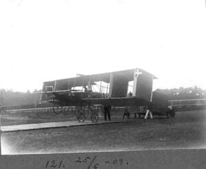 30.121 Flyvning den 25.6. 1909, formodentlig ved Kløvermarken Det er nok flyvepioneren Robert Svendsen med Voisin to-dækker.