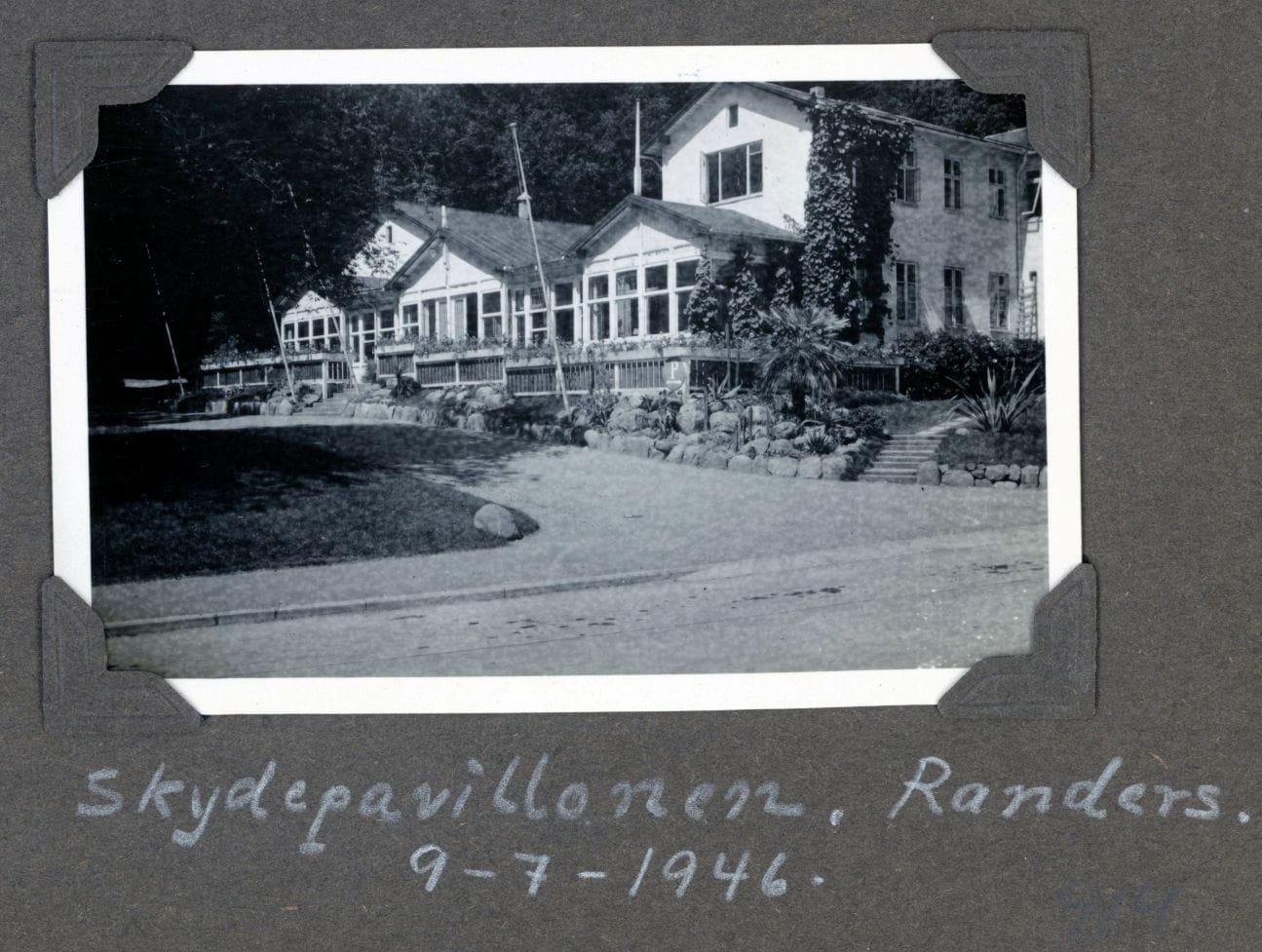 70.414 Ved skydepavillonen Randers, juli 1946