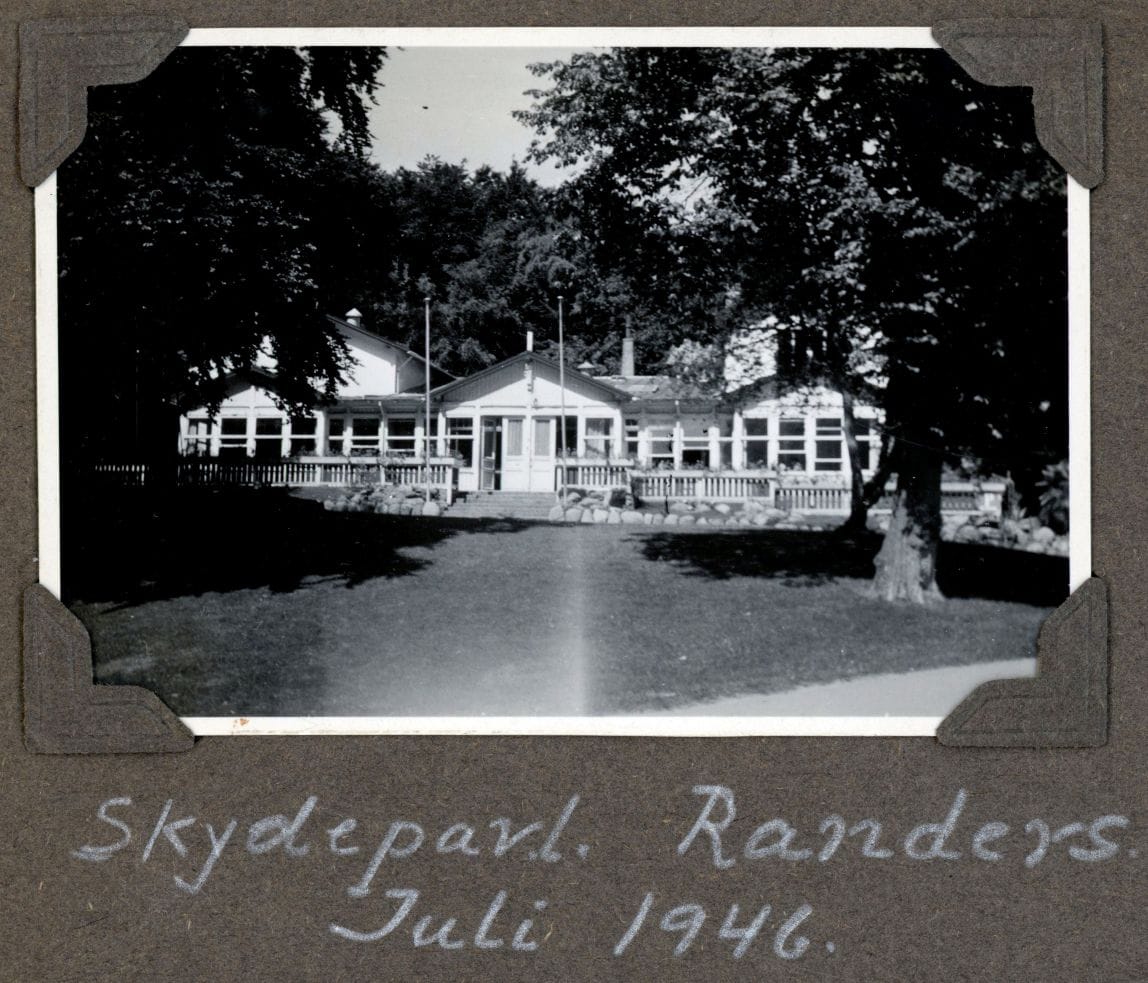 70.415 Ved skydepavillonen Randers, juli 1946