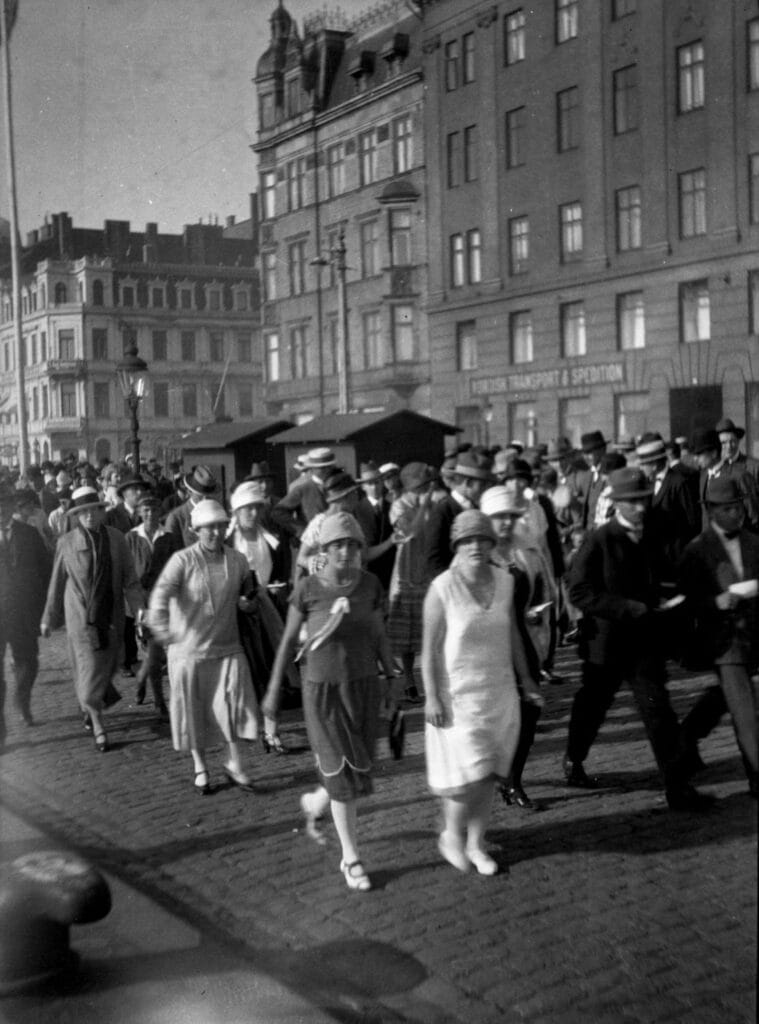 80.91 Fejring af piloten Holger Højriis og fotografen Otto Hillig der i 1931 fløj fra New Foundland til København. Skeppbron 5, Malmö.