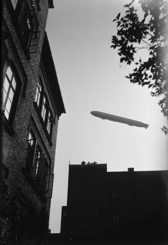 90.749 Luftskibet Hansa over København 20. september 1912.