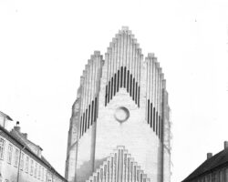 80.95 Tårnet er færdigbygget, billedet er fra cirka år 1929 80.95 Tårnet er færdigbygget, billedet er fra cirka år 1929