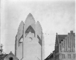 78.13 Det var P. V. Jensen Klint, som med god hjælp fra hans søn Kaare Klint tegnede kirken. Mange af ideerne blev genbrugt i Bethlehem Kirken på Åboulevarden, som dog i princippet er bygget over kvadratrod 2. Det er også til denne kirke, Kaare tegner kirkestolen, som står i mange kirker over landet i dag. 78.13 Det var P. V. Jensen Klint, som med god hjælp fra hans søn Kaare Klint tegnede kirken. Mange af ideerne blev genbrugt i Bethlehem Kirken på Åboulevarden, som dog i princippet er bygget over kvadratrod 2. Det er også til denne kirke, Kaare tegner kirkestolen, som står i mange kirker over landet i dag.