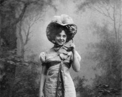 14608.11 Gudrun Carlson i Wienerblod.Kort stemplet år 1906.