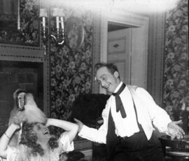 14608.4 Det ny Teater: Den grønne elevator.Fru Bruhn Berthelsen. Hr. Rasmus Christiansen. Foto W. Månsson.